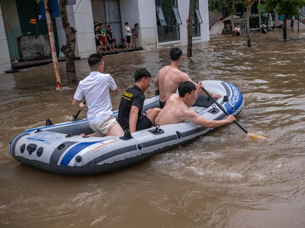 Toàn cảnh Hà Nội ngập kinh hoàng sau trận mưa lớn: Nhiều tuyến phố thành sông, người dân mang thuyền phao ra chèo, xe chết máy la liệt