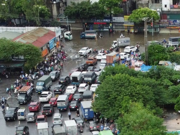 Phong tỏa nhiều tuyến phố Hà Nội do ngập nước kéo dài