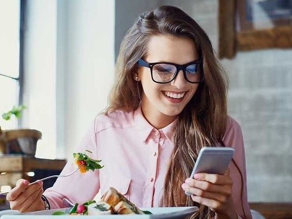 Dán mắt vào smartphone mỗi ngày gây nguy hại sức khoẻ, nhưng dùng bao lâu thì an toàn?