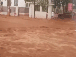 Mưa xối xả liên tục, TP Sơn La chìm trong biển nước đục ngầu