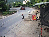 Vào cua tốc độ cao thiếu kinh nghiệm, xe tải 'rửa đường' bằng hàng trăm thùng bia