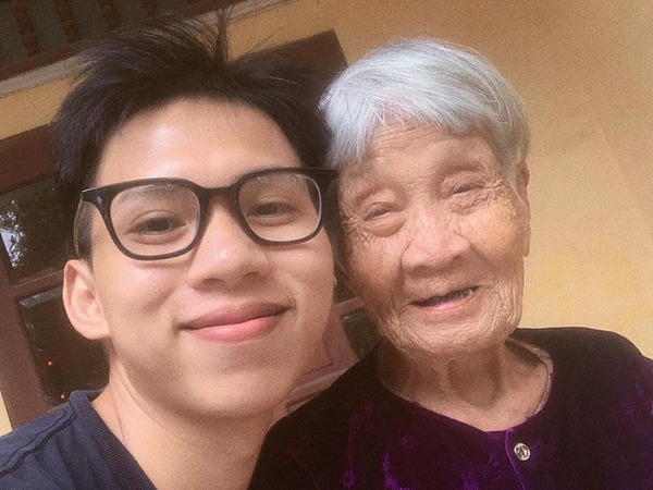 Đi làm căn cước, bà nội 99 tuổi hỏi một câu khiến cháu trai ngậm ngùi
