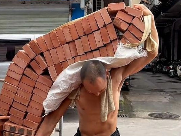 Kiếm 1,3 tỷ đồng sau hơn 1 năm bốc gạch, vác xi măng, người đàn ông 35 tuổi làm việc 14 tiếng mỗi ngày, không dám nghỉ vì lý do gây xúc động