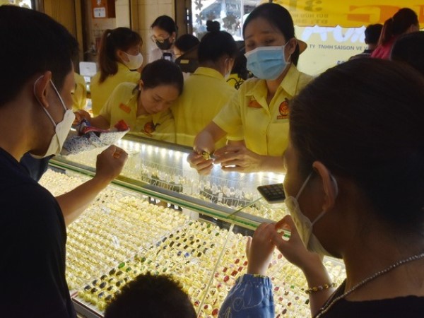 Giá vàng hôm nay, 25-7: Bị bán chốt lời