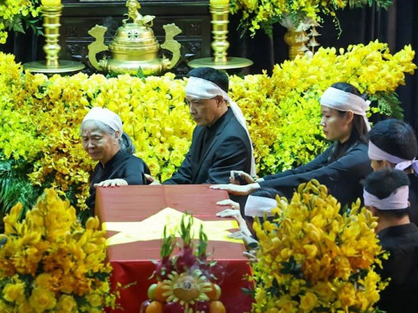 Phu nhân Ngô Thị Mận nghẹn ngào bên linh cữu Tổng Bí thư Nguyễn Phú Trọng