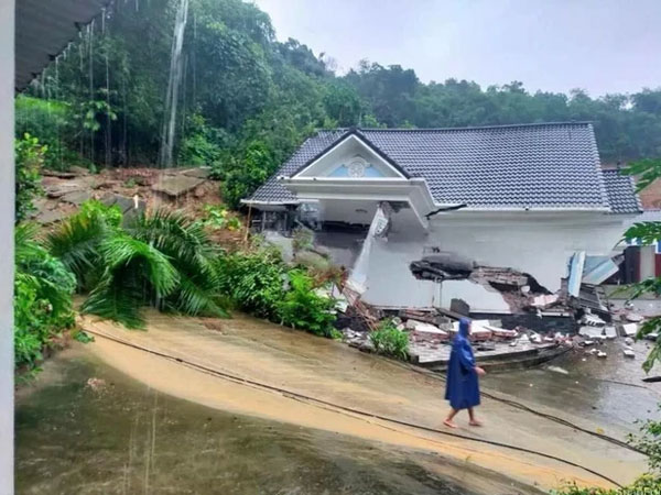 Sập biệt thự 4 tỷ ở Hà Nội sau mưa lớn: Người thân bật khóc mong tìm thấy 'tài sản quý giá nhất'