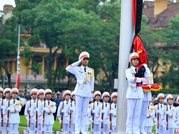 Người dân đứng trang nghiêm, xúc động chứng kiến Lễ thượng cờ rủ Quốc tang Tổng Bí thư Nguyễn Phú Trọng