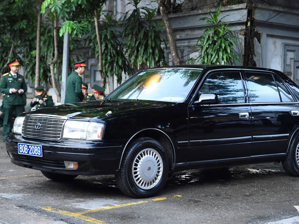 Hình ảnh xe Toyota Crown đời 1998 ở tang lễ Tổng Bí thư Nguyễn Phú Trọng