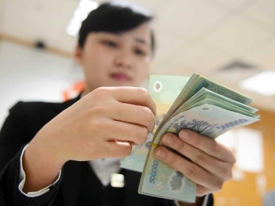 Ngân hàng cho vay món tiền nhỏ dễ dàng hơn, 'tín dụng đen' sắp hết đất sống?