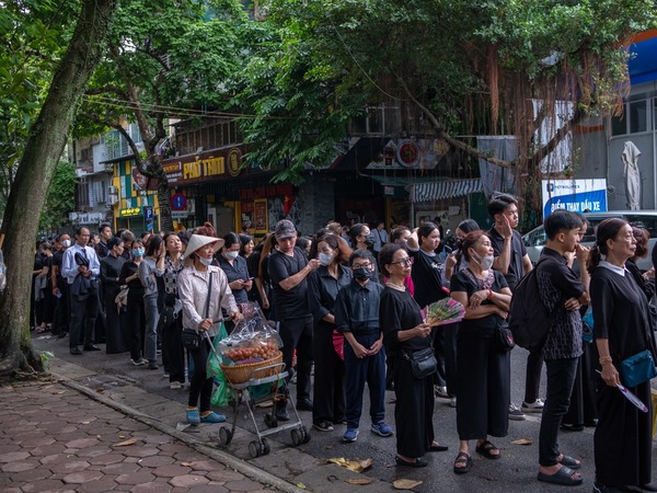 Người dân Hà Nội xếp hàng dài cả con phố, chờ đợi vào viếng Tổng Bí thư Nguyễn Phú Trọng