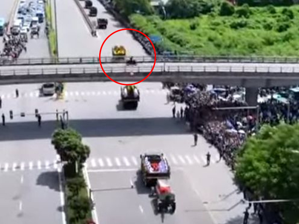 Công an vào cuộc vụ tài xế xe máy phi lên cầu vượt lúc đoàn xe linh cữu Tổng Bí thư đi qua