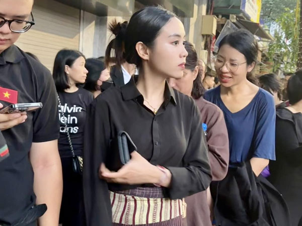 Cô gái Lào vượt hàng trăm cây số lên Hà Nội viếng Tổng Bí thư Nguyễn Phú Trọng: 'Chúng ta là người thân, là hai đất nước anh em'