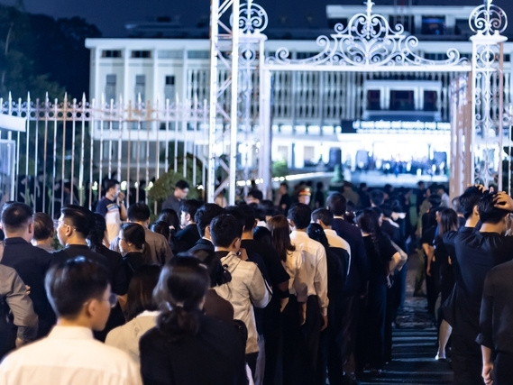 TP.HCM: Dòng người vẫn xếp hàng trong đêm muộn chờ viếng Tổng Bí thư Nguyễn Phú Trọng tại Hội trường Thống Nhất