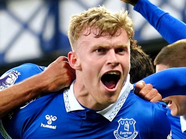 Jarrad Branthwaite mượn MU để 'làm giá' với Everton