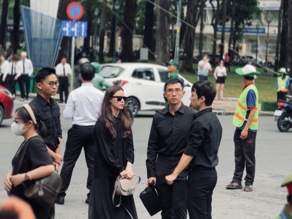 Nhiều nghệ sĩ lặng lẽ trong dòng người đến viếng, bày tỏ tiếc thương trước giờ phút tiễn biệt Tổng Bí thư Nguyễn Phú Trọng