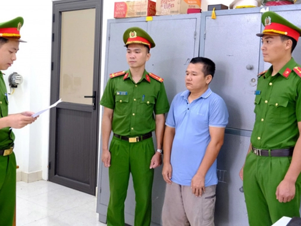 Điều khiển phương tiện 'thông chốt', đâm vào xe CSGT, tài xế bị khởi tố