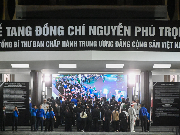 Hơn 38 nghìn lượt người viếng Tổng Bí thư trong ngày đầu quốc tang ở TPHCM
