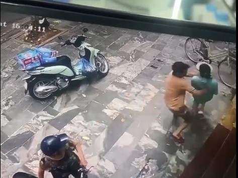 Người phụ nữ bị chồng cũ dùng hung khí đâm liên tiếp ở Vĩnh Phúc