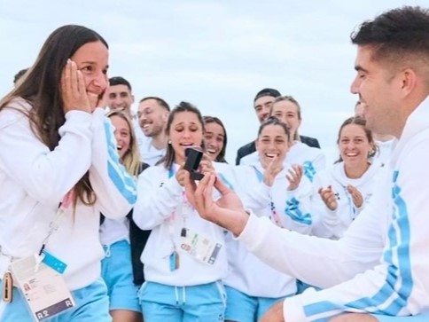 VĐV cầu hôn bạn gái 8 năm tại làng Olympic Paris 2024 khiến tất cả ngưỡng mộ vì lãng mạn: Khi đi thi đấu khi về có em
