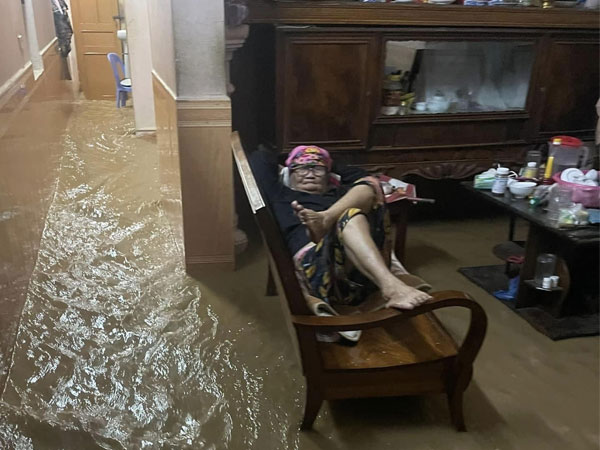 Cụ bà U100 bình tĩnh giữa biển nước và chuyện ấm lòng trong đêm mưa lũ ở Sơn La