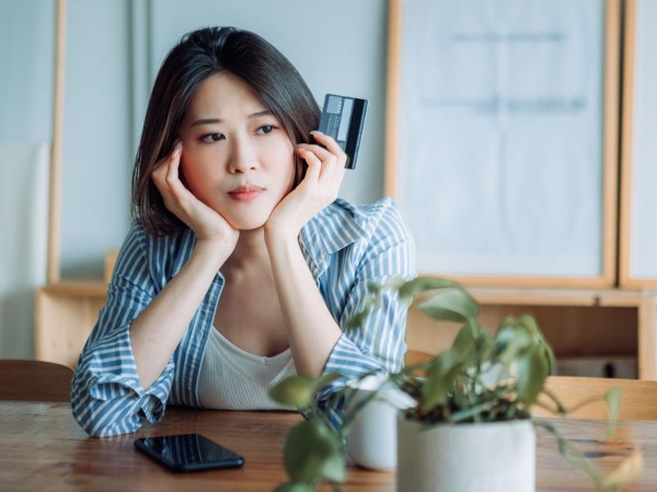 Tranh cãi chuyện dùng thẻ tín dụng hoàn tiền nhưng bị ngân hàng yêu cầu cung cấp hóa đơn giao dịch: Thực hư thế nào?