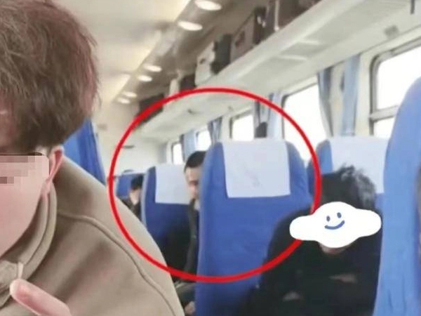 Cảm thấy bất an khi đi tàu, cô gái mở điện thoại selfie: Sợ hãi khi nhìn ảnh vừa chụp