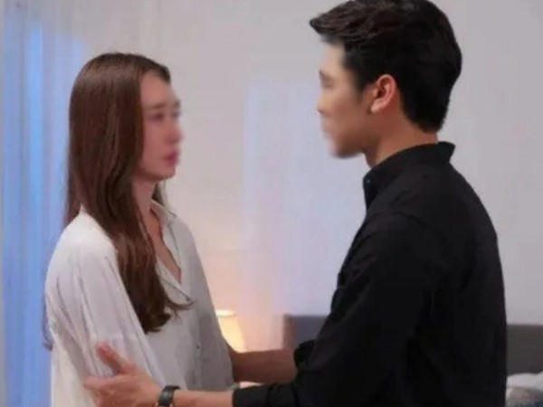 Chồng bảo đi họp lớp nhưng nhìn bộ đồ anh mặc ở nhà hàng mà nước mắt tôi rơi