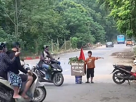 Tấm biển 'lạ' giữa làn nước ngập ở đại lộ Thăng Long của 3 chú cháu: Đứng suốt 5 tiếng không thấy mỏi chân