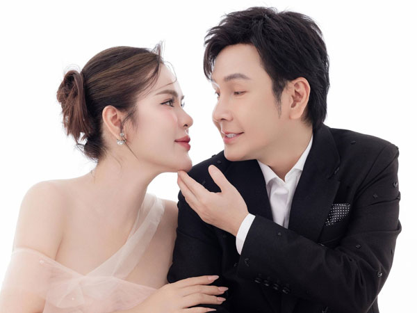 'Bạn gái' NSƯT Vũ Luân: Bọn em sẽ luôn nắm chặt tay, xa nhau có 1 tiếng thôi mà đã mệt mỏi rồi