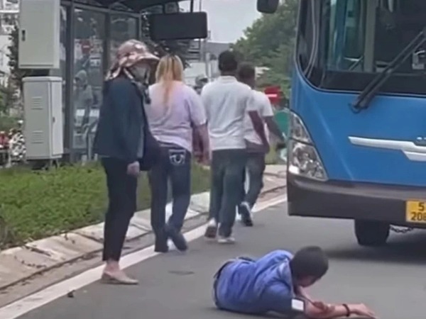 Công an làm việc với nhóm người đi ô tô đánh tài xế xe buýt gãy răng