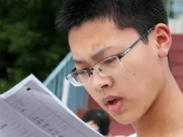 Nam sinh vui mừng vì nhận giấy báo trúng tuyển đại học: Đọc nội dung, bố mẹ khuyên sang năm thi lại