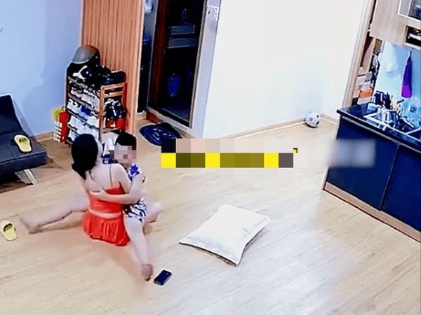 Nhìn cảnh vợ và con trai chơi đùa qua camera, chồng 'đăng đàn' bức xúc: Sao lại thế này?
