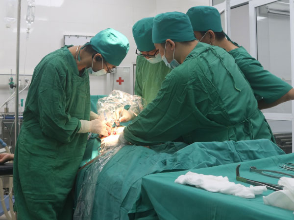 Đưa con gái đi cấp cứu trong tình trạng nguy kịch