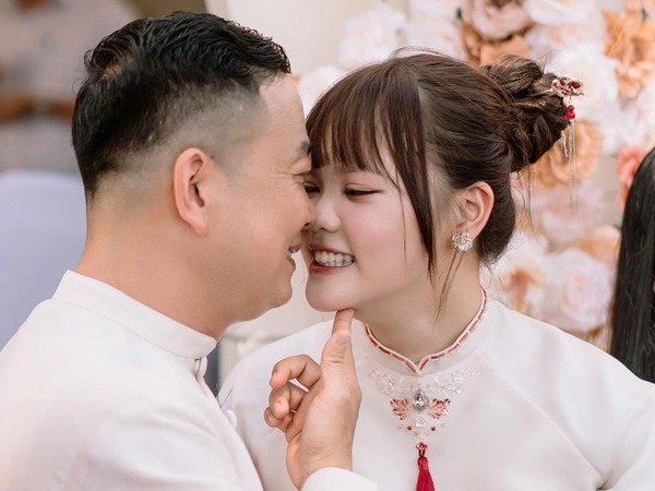 Tán tỉnh 'ông chú' nhiều hơn 20 tuổi suốt 3 tháng, cô gái có cái kết ngọt ngào