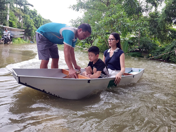 Hàng nghìn hộ dân ở Hà Nội vẫn bị cô lập sau 1 tuần nước tràn đê sông Bùi