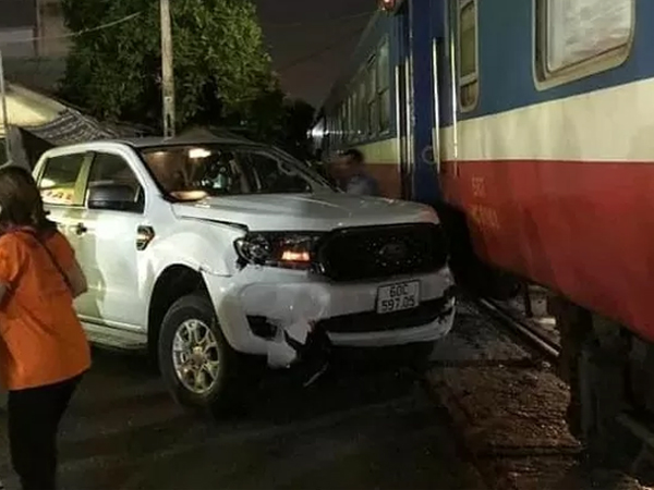Hiện trường kinh hoàng vụ xe bán tải cố vượt rào chắn, bị tàu hỏa đâm văng khiến 5 người thương vong