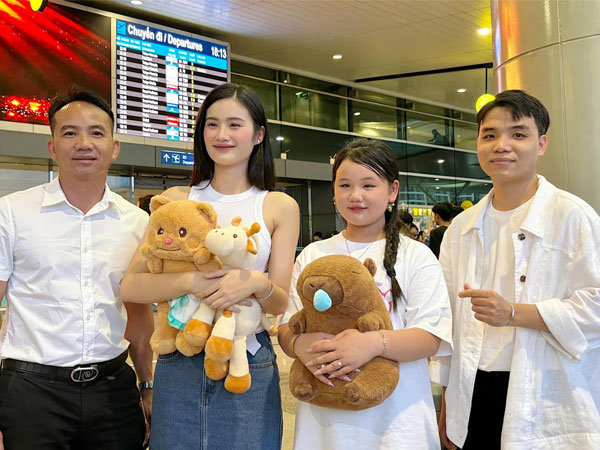 Bạn trai tiễn hoa hậu Ý Nhi trở lại Úc du học, thoải mái hơn khi cùng lộ diện trước công chúng