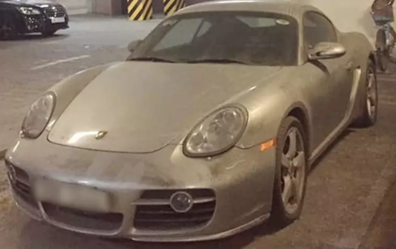 Xót xa Porsche Cayman tiền tỷ 'bỏ xó' dưới hầm chung cư Hà Nội