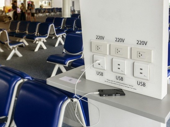 Cảnh báo dễ bị đánh cắp dữ liệu cá nhân khi sạc điện thoại ở sân bay, khách sạn hoặc nơi công cộng!