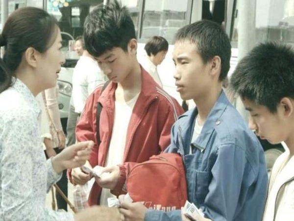 Cho 3 thiếu niên thang lang 100 nghìn đồng, 20 năm sau người phụ nữ ngỡ ngàng khi được báo đáp tiền tỉ