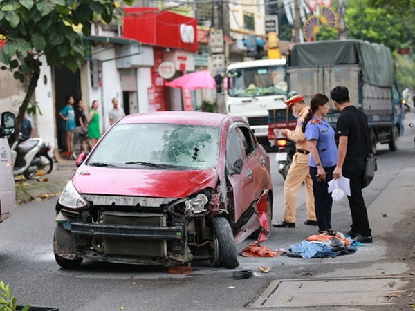 Hà Nội: Hiện trường vụ tài xế tự đốt ô tô sau va chạm với xe máy