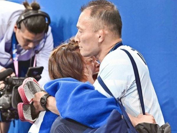 Nữ VĐV Nhật Bản từng vô địch thế giới, quỳ gối gào khóc nức nở vì bất ngờ bị thua sốc chỉ trong 3 phút