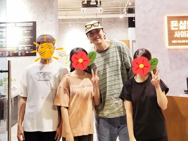 'Team qua đường' bắt gọn Lee Kwang Soo ở TP.HCM, vóc dáng 'hươu cao cổ' lấn át cả đám đông