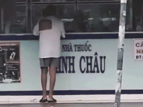 Thấy cụ ông mua thuốc với bộ quần áo rách, thanh niên định giúp đỡ và cái kết bất ngờ