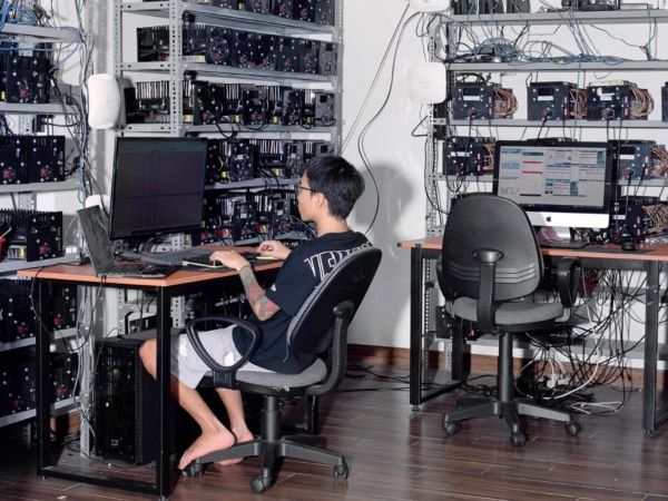 Báo Anh đột kích 'trang trại cày view'ở Việt Nam: Những bức tường điện thoại làm việc suốt ngày đêm, mỗi lượt tương tác giá chưa đến 200 đồng