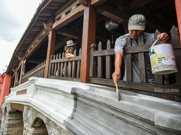 Hội An quét lớp vôi màu nhụ lên thành Chùa Cầu
