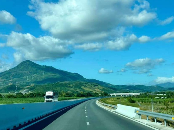 Bộ GTVT đề xuất miễn thu phí 7 loại xe đi trên cao tốc do nhà nước đầu tư