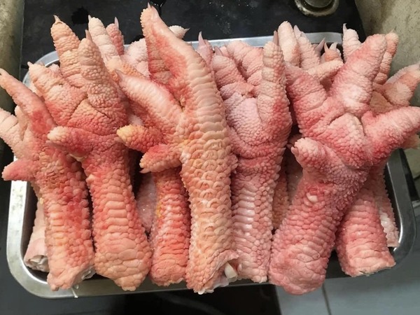 Chiếc chân gà giá chát 200 nghìn đồng, khách vẫn lùng mua ăn