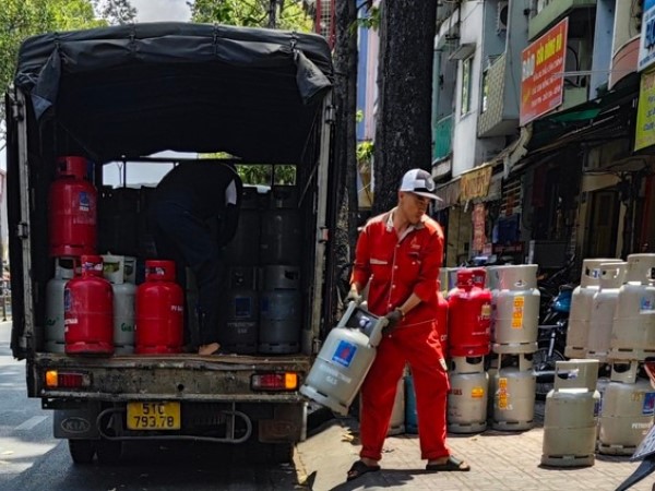 Giá gas 'quay đầu' tăng sau 4 tháng
