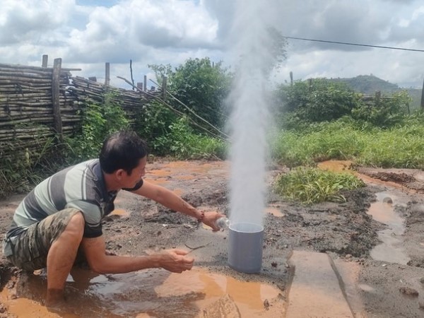 Chuyện lạ: Giếng nước trên đỉnh đồi bỗng phun cao hàng chục mét